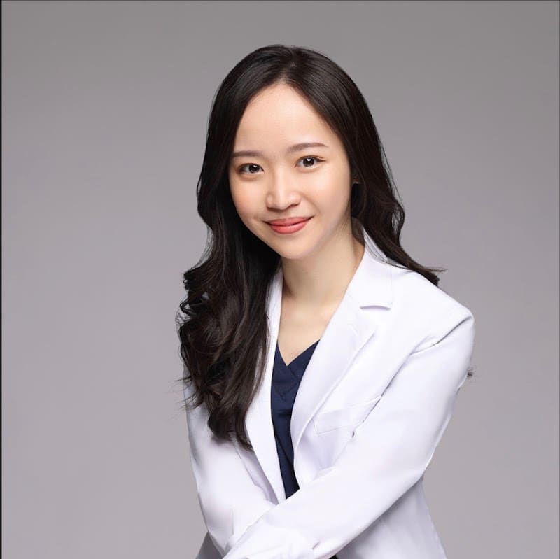 徐乙玉 眼科醫師｜近視雷射 兒童近視控制 - SMILE LASIK 角膜塑形 兒控眼鏡